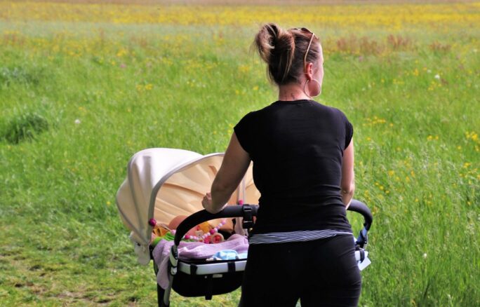 Camping mit Kindern: Der richtige Kinderwagen für Outdoor-Abenteuer [Bildinhalt mit Ki bearbeitet]