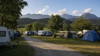Campingplatz in Süddeutschland vor den Alpen [Bildinhalt mit KI erstellt]