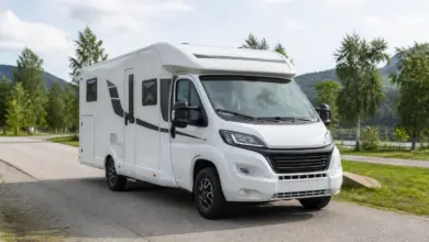 Kompaktes teilintegriertes Wohnmobil auf einer Landstraße [Bildinhalt mit KI erstellt]