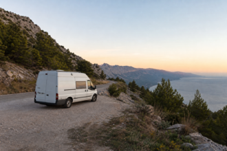 Campervan an einer Küstenstraße oberhalb der kroatischen Adriaküste [Bildinhalt mit KI erstellt]