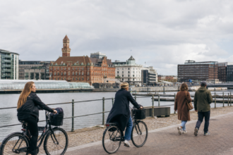 Radfahrer und Spaziergänger an der Uferpromenade in Malmö [Bildinhalt mit KI erstellt]
