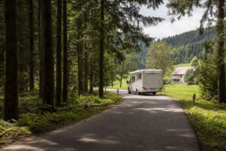 Wohnmobil auf einer Landstraße durch den Schwarzwald [Bildinhalt mit KI erstellt]