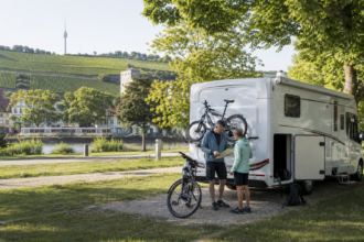 Wohnmobilreisende planen eine Radtour vom Campingplatz am Neckar bei Stuttgart [Bildinhalt mit KI erstellt]