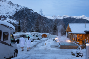 Wellness Camping im Winter: 7 Top-Plätze in den Alpen [Bildinhalt mit KI erstellt]