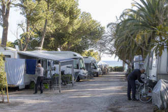 Langzeitcamper auf einem spanischen Campingplatz im Winter [Bildinhalt mit KI erstellt]