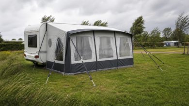 Vorzelt am Wohnwagen ist mit Sturmspanngurten und Bodenankern gegen starken Wind gesichert [Bildinhalt mit KI erstellt]